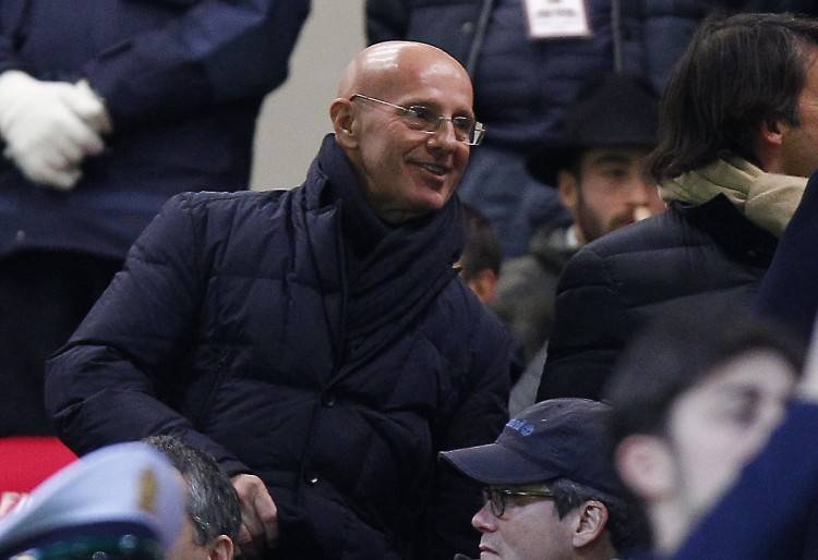 据《阿斯报》记者Javier Miguel报道，对于马竞8000万欧的报价，巴萨根本出不起，最多能给2500万欧。